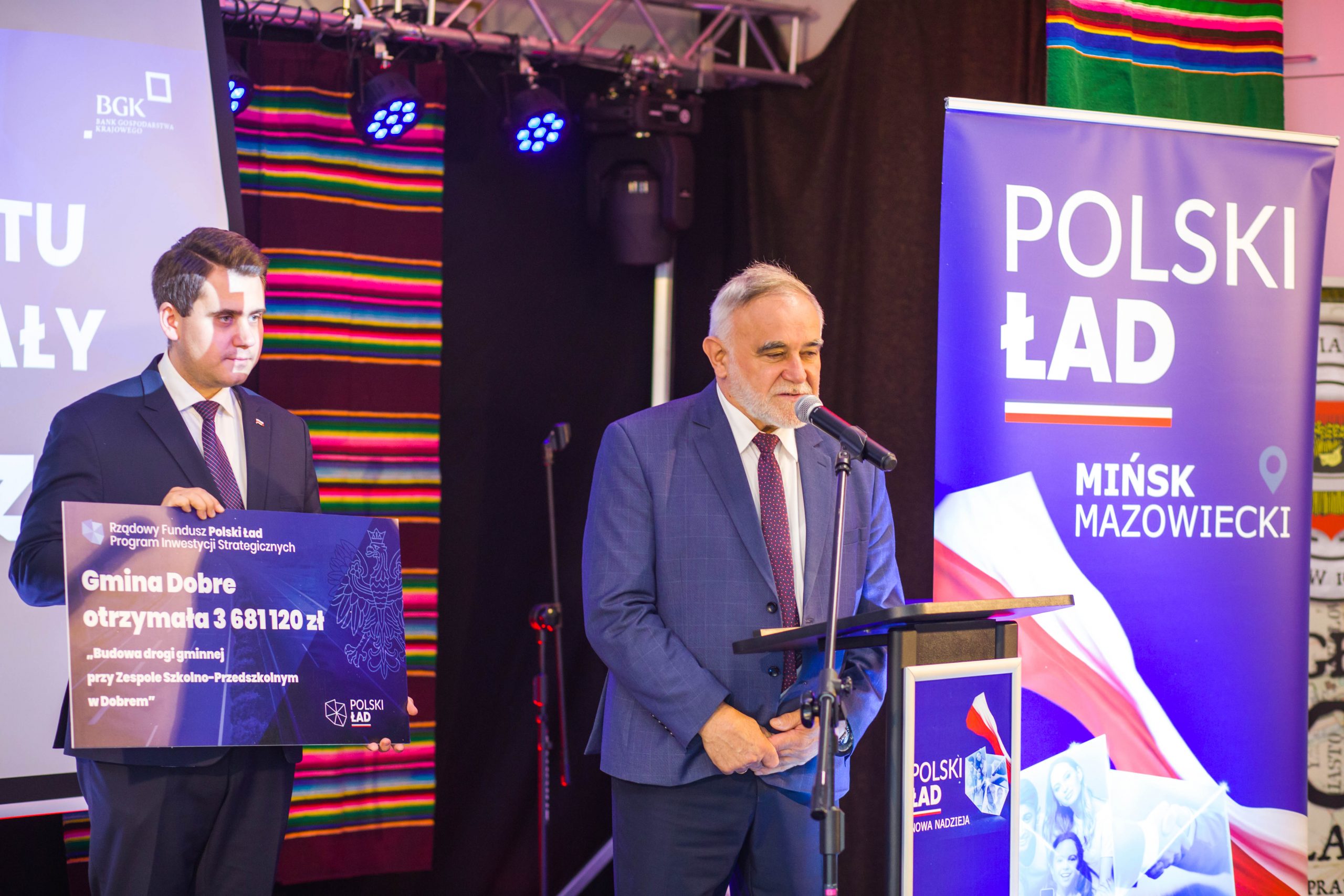 Dwóch mężczyzn w garniturach