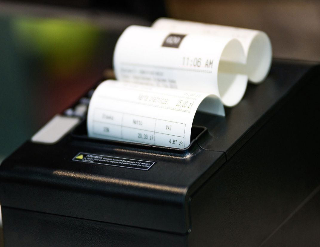 drukarka fiskalna z wydrukowanym paragonem.