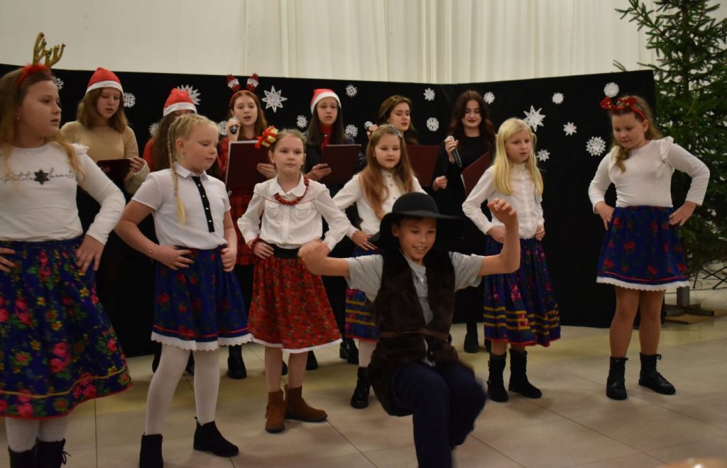 Grupa tańczących dzieci