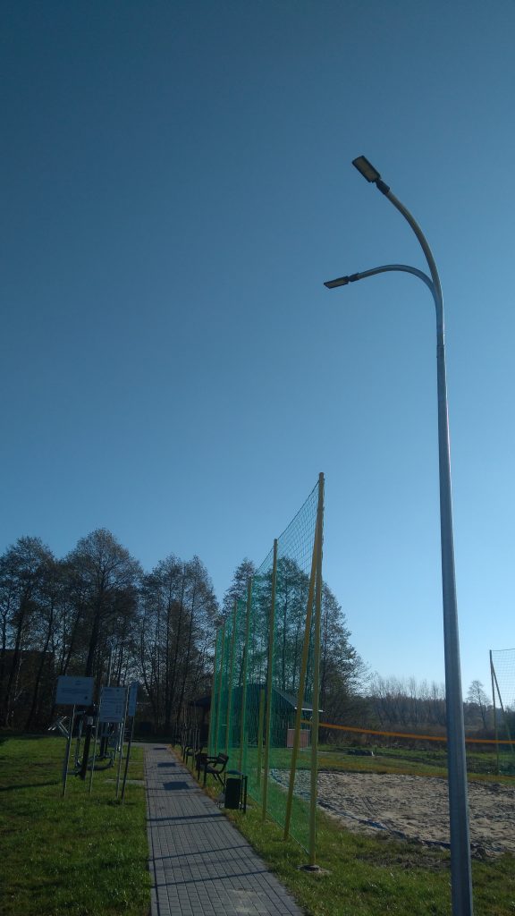 Latarnie przy boisku