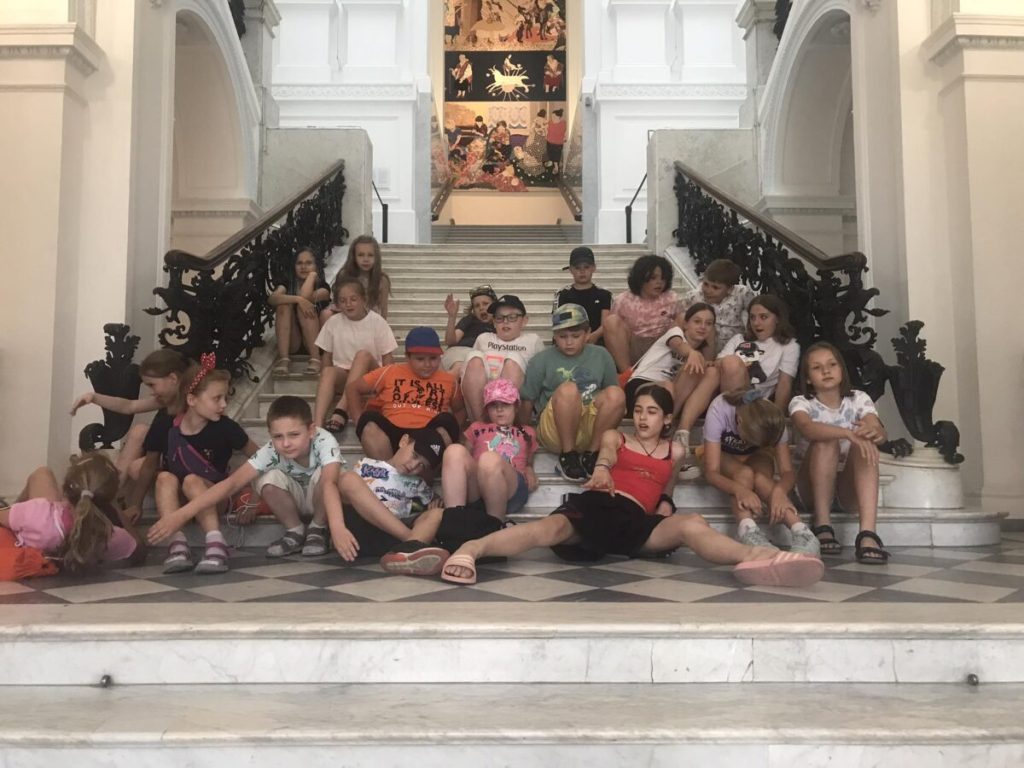 Kilkanascie osob na schodach