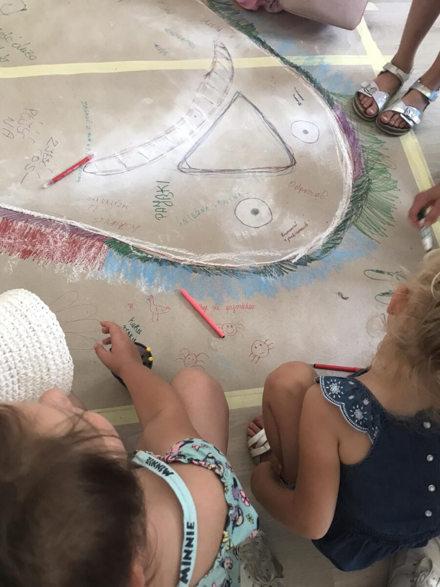 Dziewczynki obok rysunku