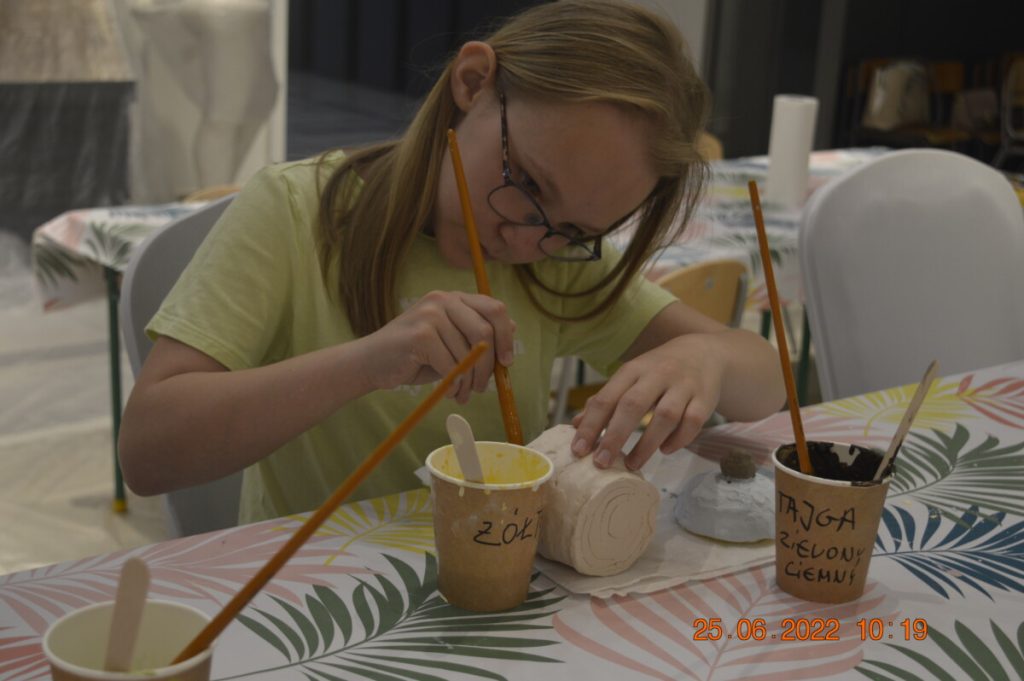 Dziewczynka malująca kubek