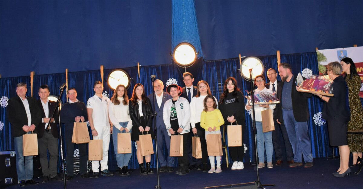 Kilkanaście osób na scenie.