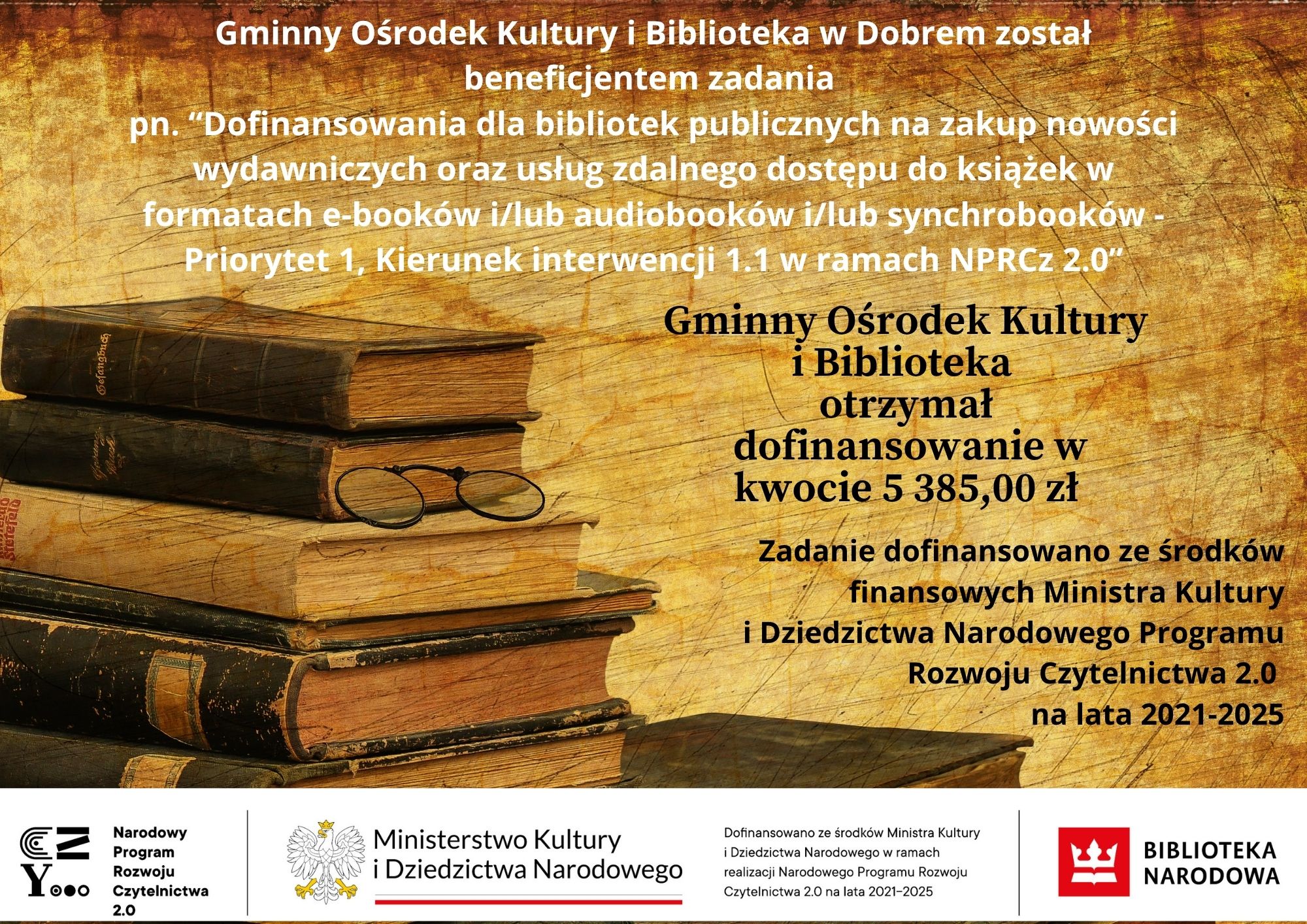 Stare książki leżą na drewnianym tle, na których leżą okulary. Jasny tekst informuje o dofinansowaniu dla biblioteki. Na dole logotypy Ministerstwa Kultury.
