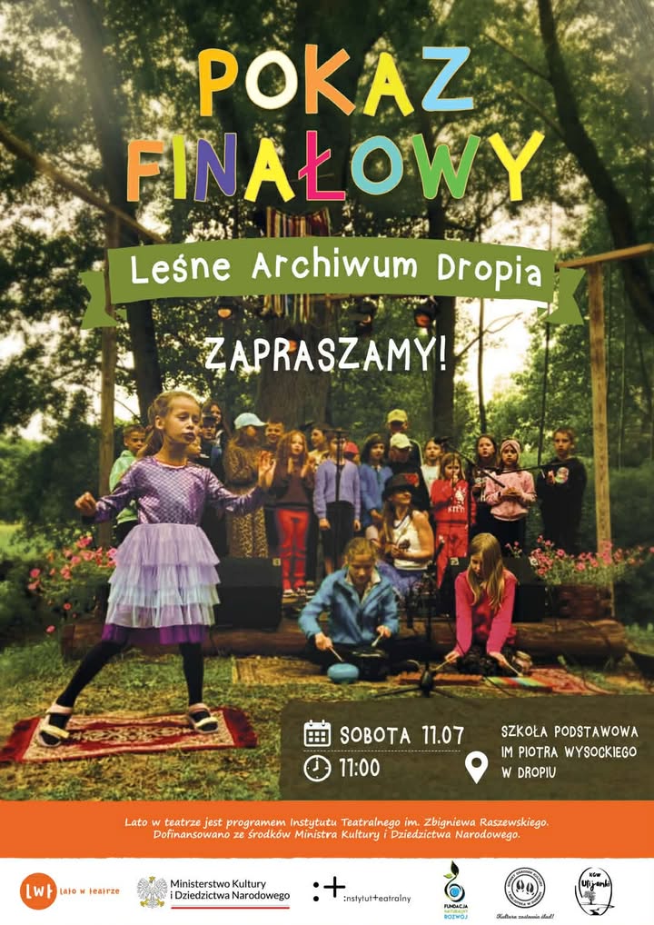 Plakat promuje pokaz młodzieżowy na świeżym powietrzu. Dzieci tańczą na scenie w lesie. Kolorowy tekst na tle drzew.