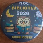 Na obrazku jest okrągły znaczek z ilustracją sowy czytającej książkę. Tło jest ciemnoniebieskie z gwiazdami i księżycem. Napis mówi: Noc Bibliotek 2026.